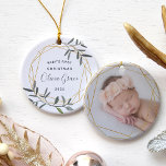 Laurel Leaf Baby's First Christmas Foto Keramik Ornament<br><div class="desc">Feiern Sie Ihr erstes Weihnachtsfest mit diesem bezaubernden Urlaubsornament. Das runde Design beinhaltet neben dem Namen des Babys und dem Jahr "das erste Weihnachtsfest des Babys",  umgeben von einem Imitat mit goldenen Rahmen und grünen Blätter. Fügen Sie der Rückseite ein Foto mit einem passenden goldenen geometrischen Rahmen hinzu.</div>