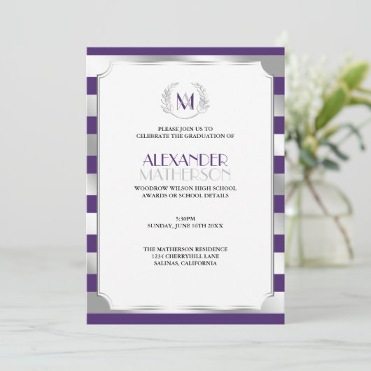 Laurel Mit Monogramm Lila und Silver Abschluss Einladung (Stehend Vorderseite)