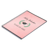 Laurel und Cap im rosa Hintergrund Notizblock (Linke Seite)