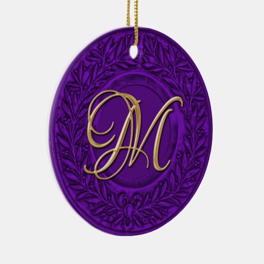 Laurel Wreath mit Goldmonogramm Lila Keramikornament (Rechts)