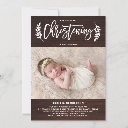 Laurel Wreath Rustic Wood Foto Christening Einladung (Vorderseite)