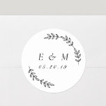 Laurel Wreath Wedding Monogram Runder Aufkleber<br><div class="desc">Individuell gestaltete,  mit Monogramm Etiketten/Aufkleber mit elegantem,  handgezeichnet Lorbeerkranz. Personalisieren Sie mit den Initialen/Monogramm und dem Hochzeitsdatum von Ehepaar/Braut und Bräutigam. Diese modernen und eleganten Aufkleber/Etiketten sind ideal,  um Hochzeitskostüme,  Einladungen,  Geschenke,  Favoriten und vieles mehr mit einer stilvollen Touch zu versehen!</div>