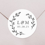 Laurel Wreath Wedding Monogram Runder Aufkleber<br><div class="desc">Maßgeschneiderte Hochzeitsaufkleber mit modernem rustikal handgezeichnet Kranz. Ideal für die Dekoration von Hochzeitsankündigungen,  Einladungen,  Geschenken und mehr!</div>
