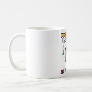 Laut im Schuppen üben Schlagzeuger Kaffeetasse