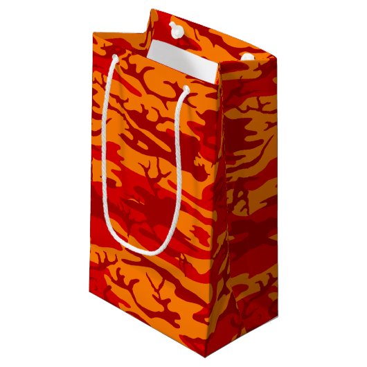 Lava Red Camouflage Kleine Geschenktüte (Vorderseite Schrägansicht)