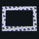 Lavandula Lavender Bunch Kraut Lila Blumengarten Magnetischer Bilderrahmen<br><div class="desc">Das Design zeigt eine originelle Marker-Illustration eines Hundes lila Lavendels, eines Gartenstapels, das als zauberhafte Pflanze und kulinarisches Kraut beliebt ist. Als frisches, getrocknetes und als ätherisches Öl in Medizin und Kosmetik verwendetes Öl ist die Blume der Lavandula (Lavandula) für ihren Duft bekannt. Dieses Blumendesign ist auch auf anderen Produkten...</div>