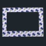 Lavandula Lavender Bunch Kraut Lila Blumengarten Magnetischer Bilderrahmen<br><div class="desc">Das Design zeigt eine originelle Marker-Illustration eines Hundes lila Lavendels, eines Gartenstapels, das als zauberhafte Pflanze und kulinarisches Kraut beliebt ist. Als frisches, getrocknetes und als ätherisches Öl in Medizin und Kosmetik verwendetes Öl ist die Blume der Lavandula (Lavandula) für ihren Duft bekannt. Dieses Blumendesign ist auch auf anderen Produkten...</div>