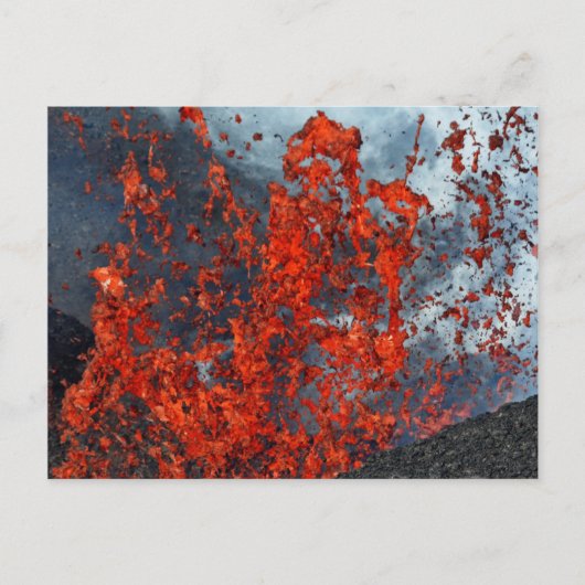 Lavastrom aus dem Krater des ausbrechenden Vulkans Postkarte (Vorderseite)