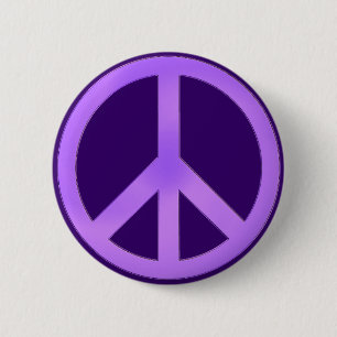Lavendel auf dem dunklen Lila Friedenszeichen Button