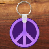 Lavendel auf dem dunklen Lila Friedenszeichen Schlüsselanhänger (Vorderseite)