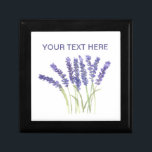 Lavendel Blume Aquarellkräuter lila schick Erinnerungskiste<br><div class="desc">Lavendel Blume Holzkiste. Kräuter. Garten. Kücheneinrichtung. Lila Blumen. Lavendel Dekor. Lavendelbemalung. Original Aquarellmalerei von Monika Howarth. Sie können es mit Ihrem Namen personalisieren.</div>