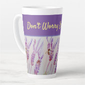 Lavendel Blume Keine Sorge Bee Happy Latte Tasse (Linke Ecke)