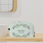 Lavendel Blume Salbei grüne Brautjungfrau Waschbeutel<br><div class="desc">Weiche grünen Hintergrund. Mit Lavendel-Blume und Eukalyptusgrün dekoriert. Personalisieren Sie den Namen Ihrer Bridesmade und fügen Sie ihn hinzu.</div>