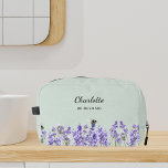 Lavendel Blume Salbei grüne Brautjungfrau Waschbeutel<br><div class="desc">Weiche grünen Hintergrund. Mit Lavendel-Blume dekoriert. Personalisieren Sie Ihren Namen und fügen Sie ihn hinzu.</div>