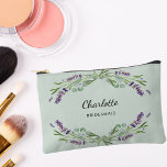 Lavendel Blume Salbei grüne Brautjungfrau Zubehörtasche<br><div class="desc">Weiche grünen Hintergrund. Mit Lavendel-Blume und Eukalyptusgrün dekoriert. Personalisieren Sie den Namen Ihrer Brautjungfrau und fügen Sie ihn hinzu.</div>