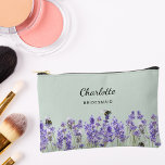 Lavendel Blume Salbei grüne Brautjungfrau Zubehörtasche<br><div class="desc">Weiche grünen Hintergrund. Mit Lavendel-Blume und Bienen dekoriert. Personalisieren Sie den Namen Ihrer Brautjungfrau und fügen Sie ihn hinzu.</div>