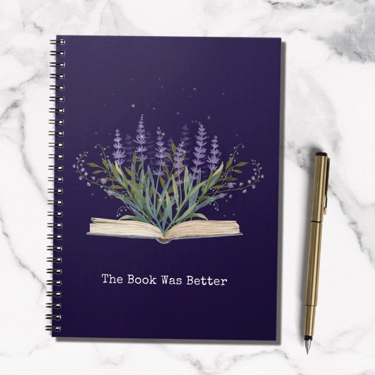 Lavendel-Blume wächst aus dem Buchlesekonzept Notizblock