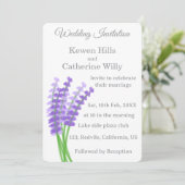 Lavendel-Blumen-Hochzeitseinladung Einladung (Stehend Vorderseite)