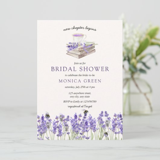 Lavendel Buch Neues Kapitel beginnt Brautparty Einladung (Stehend Vorderseite)