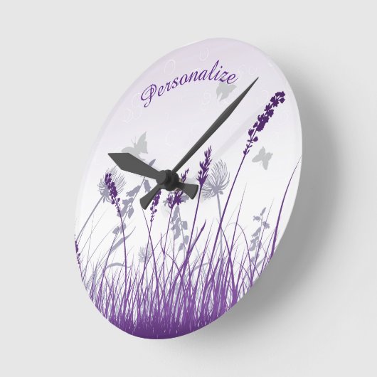 Lavendel & Butterfliegen personalisieren Runde Wanduhr (Winkel)