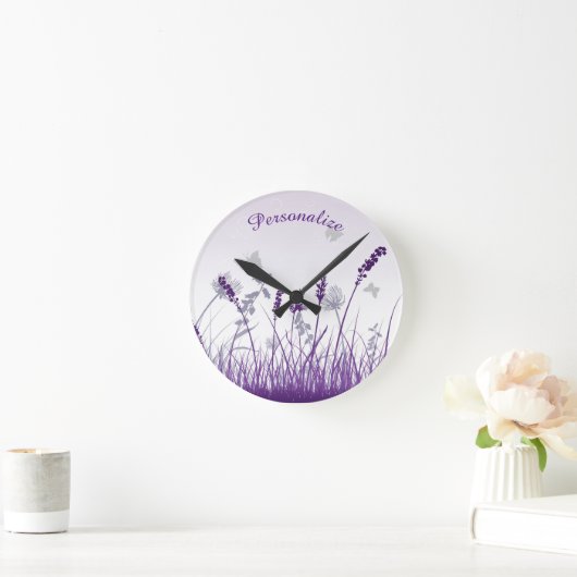 Lavendel & Butterfliegen personalisieren Runde Wanduhr (Zuhause)