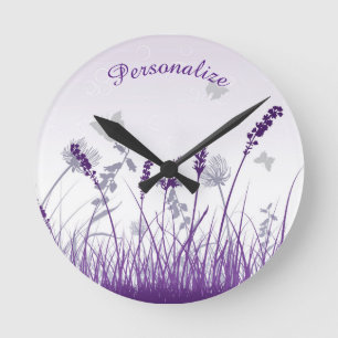 Lavendel & Butterfliegen personalisieren Runde Wanduhr