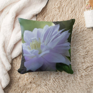 Lavendel Clematis Blütennest in einem Spalier Kissen