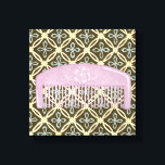 Lavendel-Comb auf Schokoladengrund Leinwanddruck<br><div class="desc">Ein schöner Lavendelkamm sitzt auf einem Schokoladenhintergrund in diesem Druck von Megan Meagher. Die Blume entwirft den flüchtige Blick aus dem Kamin, der auch eine schöne Blume hat. Ein tolles Geschenk für die Fashionistas oder Liebhaber von lila!</div>