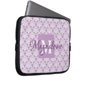 Lavendel Damask Notebook-Gehäuse mit Monogramm und Laptopschutzhülle (Vorne Rechts)