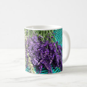 Lavendel in einem Korb Kaffeetasse