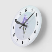 Lavendel-Iris und Knospen Runde Wanduhr (Winkel)