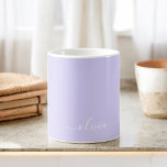 Lavendel Lila Girly Script Monogram Name Modern Kaffeetasse<br><div class="desc">Lavendel Lila Monogram Name Coffee Cup oder Tasse. Das macht den perfekten 16 Geburtstag,  Hochzeit,  Brautparty,  Jubiläum,  Babydusche oder Junggeselinnen-Abschied Geschenk für jemanden,  der Lieben glamourösen Luxus und schicke Stile.</div>