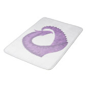 Lavendel lila Herzdrache auf Weiß Badematte (Schrägansicht)