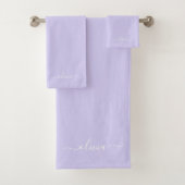 Lavendel Lila Modern Script Girly Monogram Name Badhandtuch Set (Insitu)