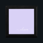 Lavendel Lila Modern Script Girly Monogram Name Erinnerungskiste<br><div class="desc">Lavender Lila Simple Script Monogram Name Jewelry Keepake Box. Dies macht den perfekten Abschluss,  Geburtstag,  Hochzeit,  Brautparty,  Jubiläum,  Babydusche oder Junggeselinnen-Abschied Geschenk für jemanden,  die Lieben glamourösen Luxus und schicke Stile.</div>