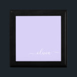 Lavendel Lila Modern Script Girly Monogram Name Erinnerungskiste<br><div class="desc">Lavender Lila Simple Script Monogram Name Jewelry Keepake Box. Dies macht den perfekten Abschluss,  Geburtstag,  Hochzeit,  Brautparty,  Jubiläum,  Babydusche oder Junggeselinnen-Abschied Geschenk für jemanden,  die Lieben glamourösen Luxus und schicke Stile.</div>