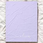 Lavendel Lila Modern Script Girly Monogram Name Fleecedecke<br><div class="desc">Starten Sie den Lila Monogrammnamen und das Fleece Blanket. Das macht den perfekten 16 Geburtstag,  Hochzeit,  Brautparty,  Jubiläum,  Babydusche oder Junggeselinnen-Abschied Geschenk für jemanden,  der Lieben glamourösen Luxus und schicke Stile.</div>