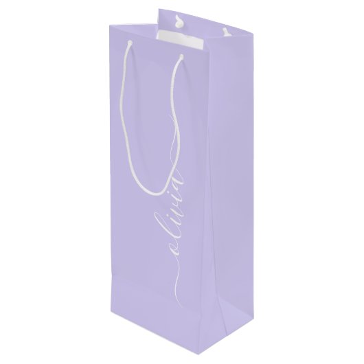 Lavendel Lila Modern Script Girly Monogram Name Geschenktüte Für Weinflaschen (Rückseite Schrägansicht)