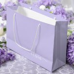 Lavendel Lila Modern Script Girly Monogram Name Große Geschenktüte<br><div class="desc">Lavender Lila einfache Script Monogram Name Geschenktasche. Das macht den perfekten 16 Geburtstag,  Hochzeit,  Brautparty,  Jubiläum,  Babydusche oder Junggeselinnen-Abschied Geschenktasche für jemanden,  der Lieben glamourösen Luxus und schicke Stile.</div>