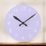 Lavendel Lila Modern Script Girly Monogram Name Große Wanduhr<br><div class="desc">Starten Sie die Lila einfache Skriptmonogrammnamensuhr. Das macht den perfekten 16 Geburtstag,  Hochzeit,  Brautparty,  Jubiläum,  Babydusche oder Junggeselinnen-Abschied Geschenk für jemanden,  der Lieben glamourösen Luxus und schicke Stile.</div>