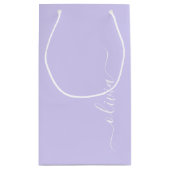 Lavendel Lila Modern Script Girly Monogram Name Kleine Geschenktüte (Rückseite)
