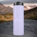 Lavendel Lila Modern Script Girly Monogram Name Thermosbecher<br><div class="desc">Lavender Lila einfache Skript Monogram Name Drink Tumbler. Das macht den perfekten 16 Geburtstag,  Hochzeit,  Brautparty,  Jubiläum,  Babydusche oder Junggeselinnen-Abschied Geschenk für jemanden,  der Lieben glamourösen Luxus und schicke Stile.</div>