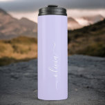 Lavendel Lila Modern Script Girly Monogram Name Thermosbecher<br><div class="desc">Lavender Lila Monogram Name Drink Tumbler. Das macht den perfekten 16 Geburtstag,  Hochzeit,  Brautparty,  Jubiläum,  Babydusche oder Junggeselinnen-Abschied Geschenk für jemanden,  der Lieben glamourösen Luxus und schicke Stile.</div>