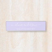 Lavendel Lila Modern Script Girly Monogram Name Türschild (Vorderseite )