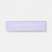 Lavendel Lila Modern Script Girly Monogram Name Türschild (Vorderseite )