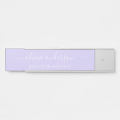 Lavendel Lila Modern Script Girly Monogram Name Türschild (Vorderseite )