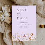 Lavendel Lila Wildblumen Boho Save the Date<br><div class="desc">Verkünden Sie Ihre Hochzeit im Stil mit diesem Lavendel lila Wildblumen boho Save the Date Karte. Mit einem weichen Lavendelhintergrund, skurrilen Illustrationen zur Wildblume und eleganter moderner Typografie verbindet dieses Design rustikalen Charme mit romantischer Eleganz. Es ist mit Ihren Hochzeitsdetails vollkommen anpassbar und eignet sich ideal für Frühjahr- und Sommerhochzeiten,...</div>