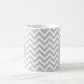 Lavendel-Monogramm und Sparren-Muster Kaffeetasse (Mittel)
