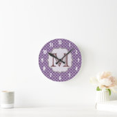 Lavendel Quarterfolie Latti Monogram Wall Clock Runde Wanduhr (Zuhause)