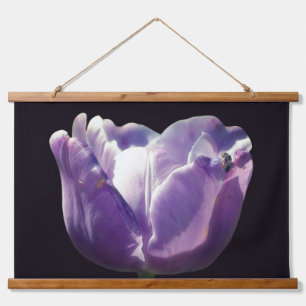 Lavendel-Tulpe mit kleiner Biene Nahaufnahme Wandteppich Mit Holzrahmen
